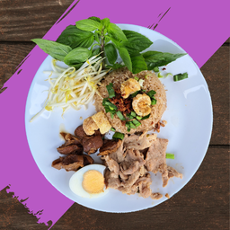 ข้าวผัดก๋วยเตี๋ยวเรือ หมูสด หมูตุ๋น พร้อมน้ำจิ้ม