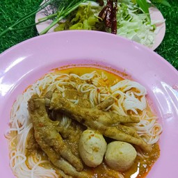 ขนมจีนน้ำยากะทิขาไก่+ลูกชิ้น