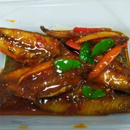 ผัดพริกเผาปลาทูเถื่อน กับข้าว