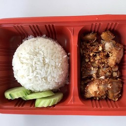 หมูกรอบผัดกระเทียม-ราดข้าว