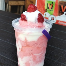 นมสดสตรอว์เบอร์รี่โยเกิร์ตปั่น