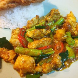 ข้าวพริกแกงใต้ไก่
