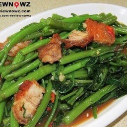 ผัดผักบุ้งหมูกรอบ