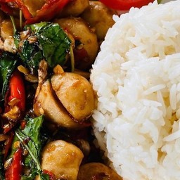 กะเพราลูกชิ้นหมู (กับ)