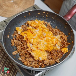 หมูสับผัดไข่ราดข้าว