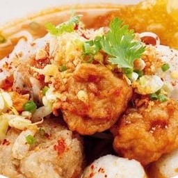 ก๋วยเตี๋ยวต้มยำน้ำใสลูกชิ้นปลา