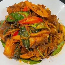 ผัดเผ็ดเลือกผักได้ หมูกรอบ1ขีด +ข้าวเปล่า1ถุง