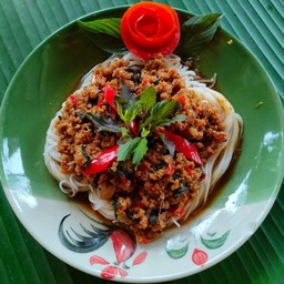 ขนมจีนเส้นสดผัดฉ่าไก่