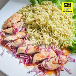 บะหมี่ผักซอสสเต็กไก่ผัดพริกเผา