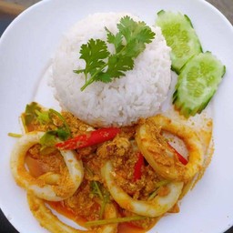 ปลาหมึกผัดผงกะหรี่