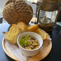 ขนมปังกระเทียม ผัดหอยลาย