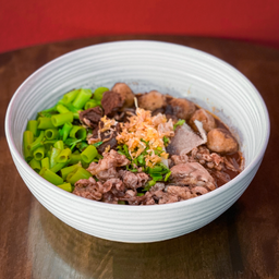 ก๋วยเตี๋ยวเรือเนื้อยักษ์