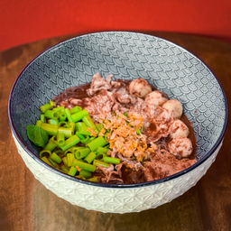 ก๋วยเตี๋ยวเรือหมูยักษ์