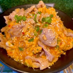 ข้าวไข่นุ่มหมูสุกี้