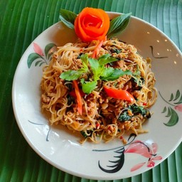 ขบมจีนเส้นสดกะเพราไก่