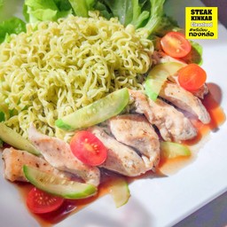 บะหมี่ผักซอสสเต็กไก่ผัดเปรี้ยวหวาน