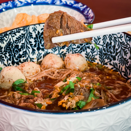 ก๋วยเตี๋ยวเรือหมูตุ๋น ชามใหญ่