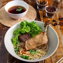 ก๋วยเตี๋ยวเป็ดตุ๋นไก่ตุ๋นต้มเลือดหมู หน้ากหาดปากน้ำปราณ