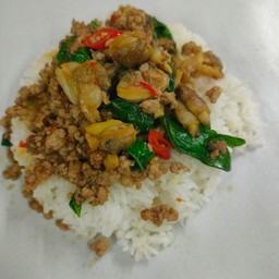 ข้าวกะเพราหมูสับ+หอยลาย ห่อกระดาษ