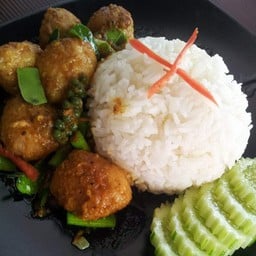 หมูเด้งผัดเครื่องแกง  ราดข้าว