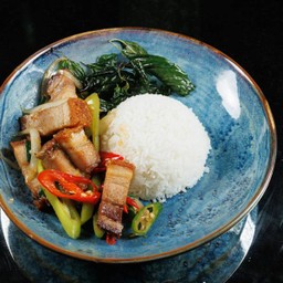 หมูกรอบผัดพริกหยวกราดข้าว(stir fried crispy pork belly)