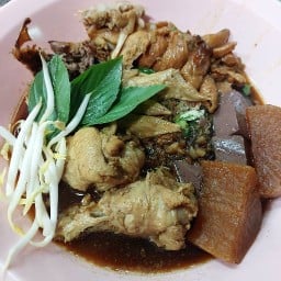 ก๋วยเตี๋ยวไก่ต้มเส้น ข้าวมันไก่ by ใบตอง แฮปปี้แลนด์ สาย 1
