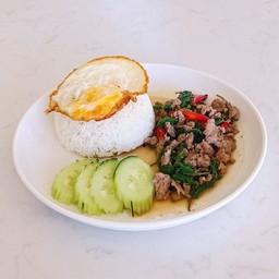 ข้าวราดผัดกระเพรา