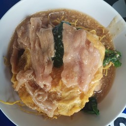 เส้นใหญ่ราดหน้าหมูใส่ไข่
