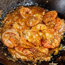 กุ้งผัดไข่ราดข้าว