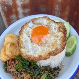 กะเพราแท้หมูเต้าหู้ไข่ทอด