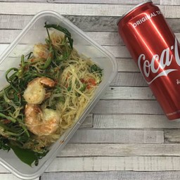 อร่อยซ่ากับโค้ก ผัดหมี่กะเฉดกุ้ง +โค้ก