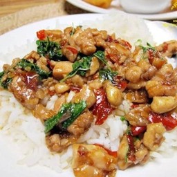 ข้าวราดกระเพราไก่สับ