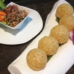 ปานีปูรีกับลาบไก่Pani Puri crispy ball with E-sarn spicy chicken salad)