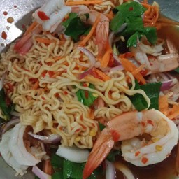 [อร่อยซ่ากับโค้ก] ต่ำ มาม่า   ทะเล +  โค้ก ออริจินัล (กระป๋อง) 
