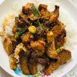 พริกแกงหมูกรอบ