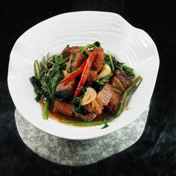 ผัดผักบุ้งหมูกรอบ(Stir Fried Morning Glory with Crispy Pork)