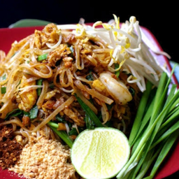 ผัดไทยกุ้งสดมาม่า