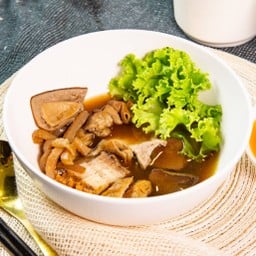 เกาเหลาก๋วยจั๊บน้ำข้นทุกอย่าง (ไม่มีเส้น)