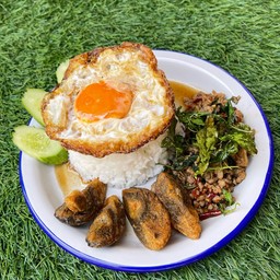 กะเพราแท้หมูไข่เยี่ยวม้า