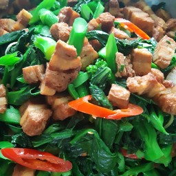 ผัดแขนงหมูกรอบ