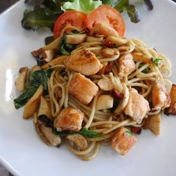 สปาผัดเนยพริกเเห้งเเซลมอน