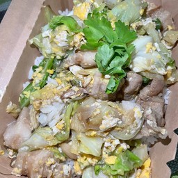 ผัดกระหล่ำปลีใส่ไข่ใส่หมูสามชั้นราดข้าว