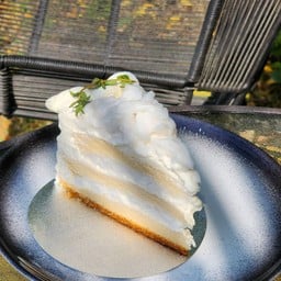 135 café & Eatery -