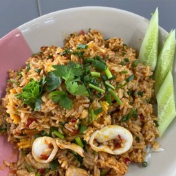 ข้าวผัดต้มยำปลาหมึก