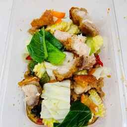 ผัดผักรวมหมูกรอบ เป็นกับ
