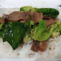 ผัดแขนงหมูกรอบราดข้าว