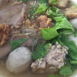ก๋วยเตี๋ยวลูกชิ้น-เครื่องใน(น้ำข้น)