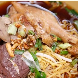 ก๋วยเตี๋ยวน่องไก่ตุ๋นน้ำนัว