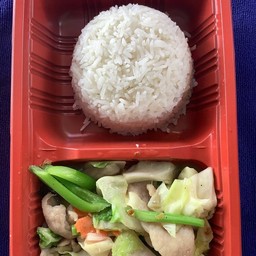 ผัดผักรวมหมูชิ้น-ราดข้าว