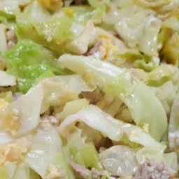 ข้าวราดผัดกะหล่ำใส่ไข่เฉยๆ(เนื้อสัตว์เลือกเพิ่มเอาตามใจ)